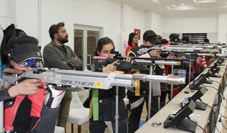 Attıklarını 12’den vurdular! 3 yılda 430 madalya, 85 kupa…