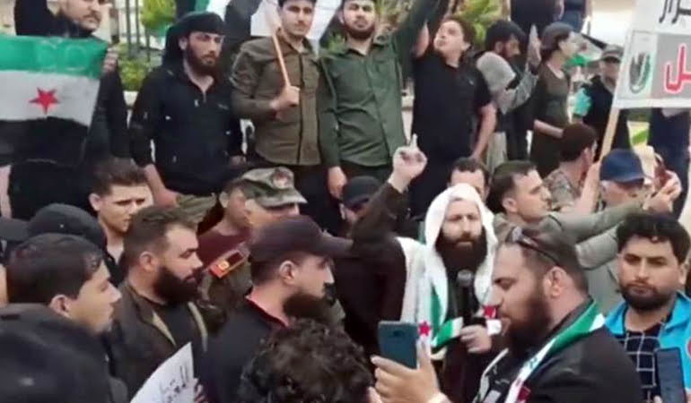Afrin’deki Araplar gösteri yaptı: Türkiye’deki Suriyeliler dönmesin!