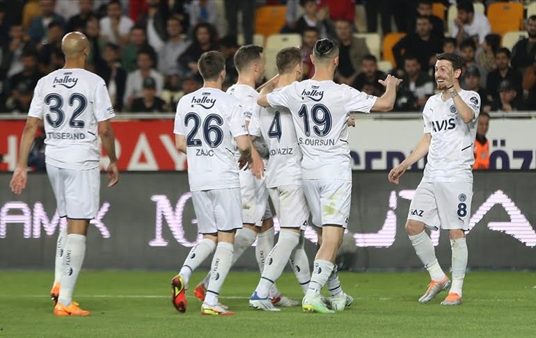Fenerbahçe sezonu farklı galibiyetle kapattı