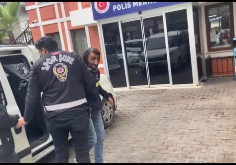 Rambo Okan Trabzonspor bayrağını indirmeye çalıştı