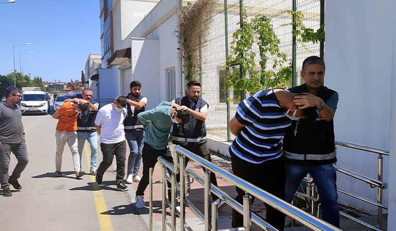 Kızının sevgilisine ‘kadın hesabıyla’ kurduğu tuzak sonu oldu