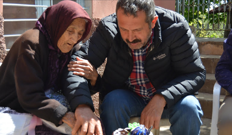 Asırlık çınara ‘Anneler Günü’ sürprizi