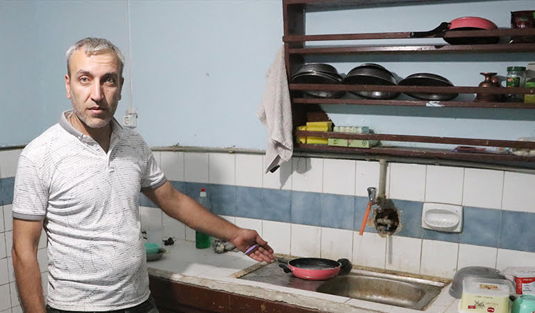 Hırsızdan ev sahibine ilginç not… Girdiği evde kıymalı yumurta yapıp duş almış
