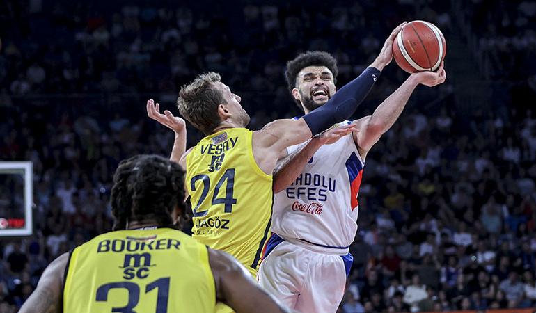 Anadolu Efes, Fenerbahçe Beko’yu yendi