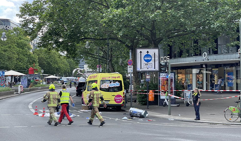 Berlin’de araç kalabalığın arasına daldı: Ölü ve yaralılar var