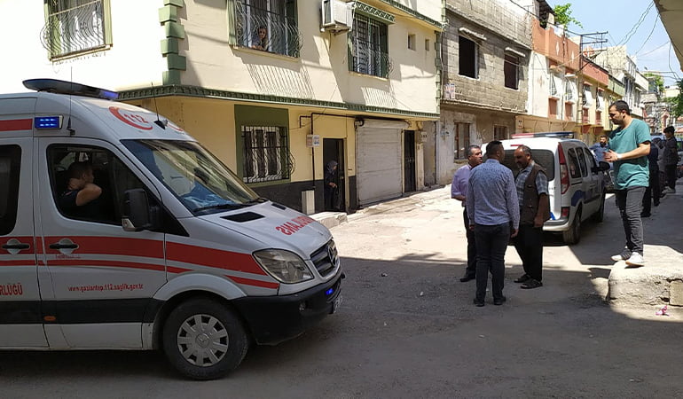 Evinin kapısında ölü bulundu