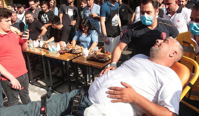 Adana’da bayıltan tost: Yarışmacı hastaneye kaldırıldı