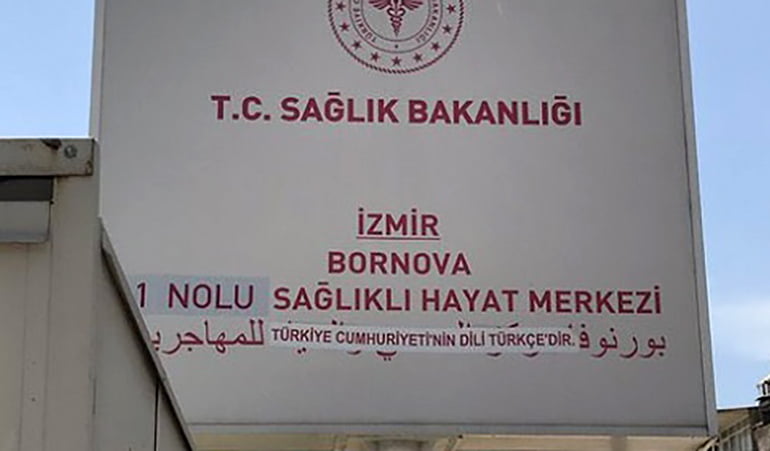 Sağlık merkezi tabelasındaki Arapça yazıyı ‘Türkiye Cumhuriyeti’nin dili Türkçe’dir’ yazısıyla kapattılar