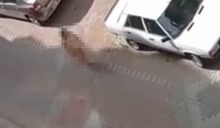 Sokakta çıplak bekledi