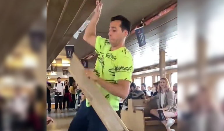 Doğaçlama dansçı döşemeyi kırdı… Vapur yolcuları ne olduğunu anlayamadı