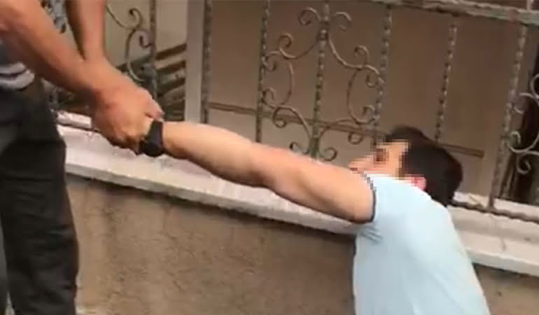 Banyodaki kadını dikizlerken yakalandı… Dayağı yedi!