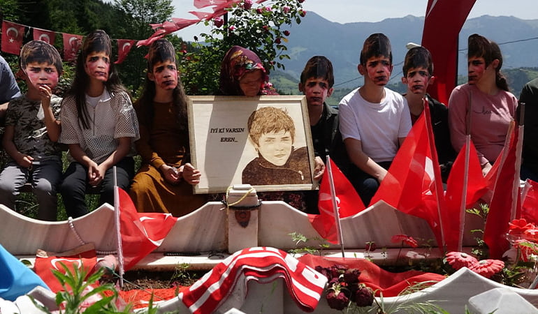 Şehit Eren Bülbül maskeli ziyaret