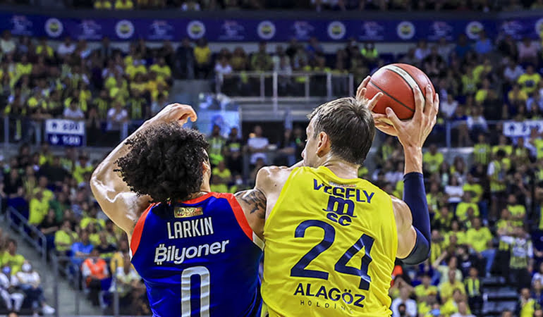 Final serisinin ilk maçı nefes kesti! Fenerbahçe, Anadolu Efes’e geçit vermedi