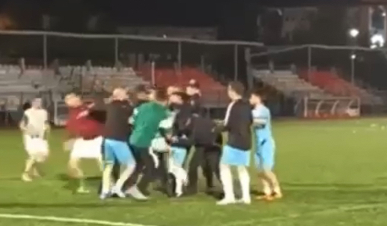 Kupa maçında futbolcular birbirine girdi