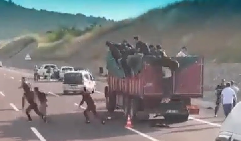 Kaçak göçmenler, arıza yapan kamyondan atlayıp ormana kaçtı