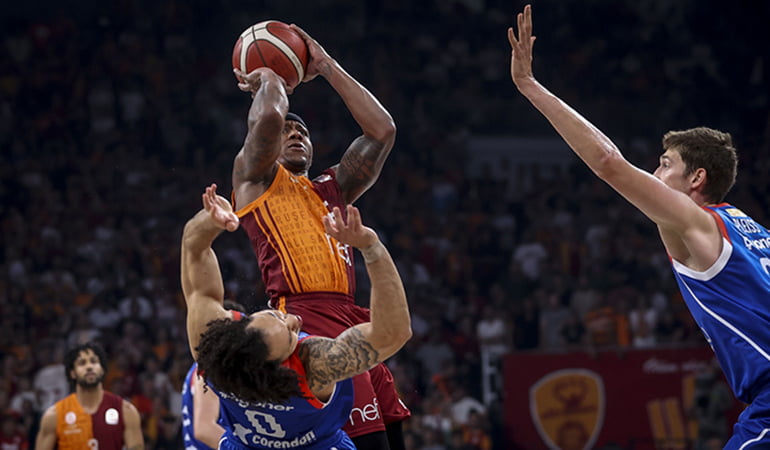 Anadolu Efes’i yenen Galatasaray seriyi son maça taşıdı