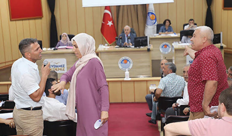 Belediye meclisinde İstiklal Marşı skandalı… HDP’li üyeler: Okumak zorunda değiliz
