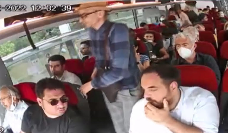 Film gibi… Havalimanı servis aracında gazetecinin çantasını çaldı