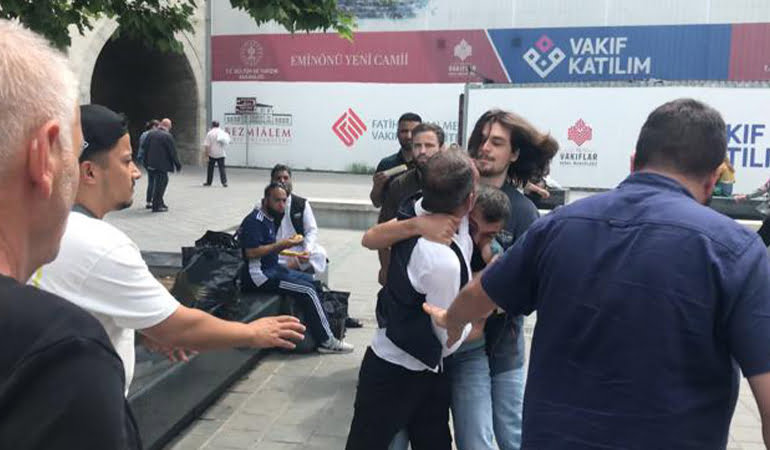 Kadını darbeden saldırgana kafa attı