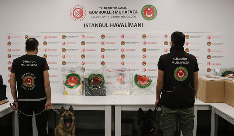 Çocuk kitaplarının içine gizlemişler… İstanbul Havalimanı’nda kokain operasyonu kamerada