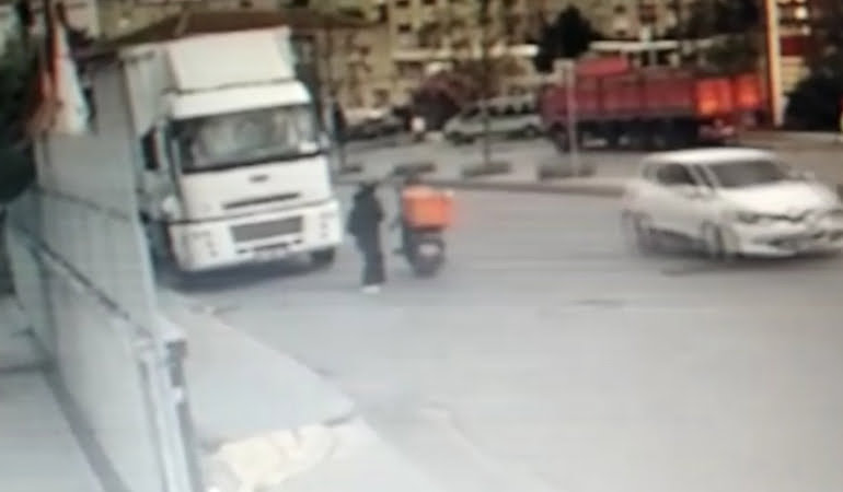 Motokurye, minibüs bekleyen kadını taciz etti!