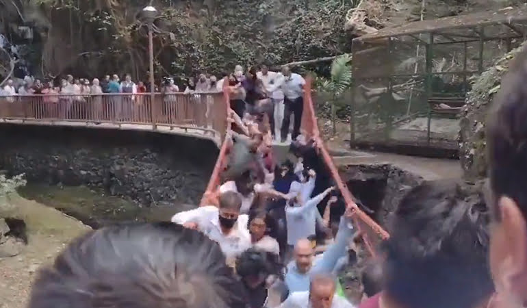 Meksika’da açılışı yapılan asma köprü koptu