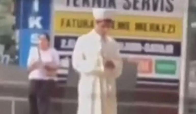 Kaldırımda namaz kılan sarıklı kamerada