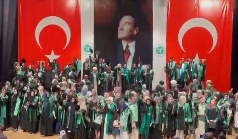 İlahiyatta Onuncu Yıl Marşlı mezuniyet