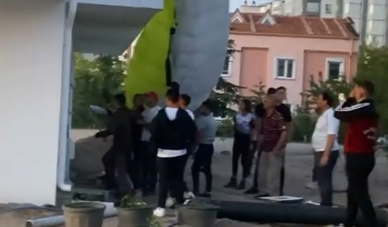 Havada çarpışan 2 kişi villaların çatısına düştü