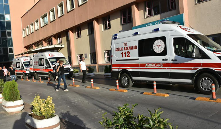 Polis memuru eşini ve 18 yaşındaki oğlunu öldürüp, intihar etti
