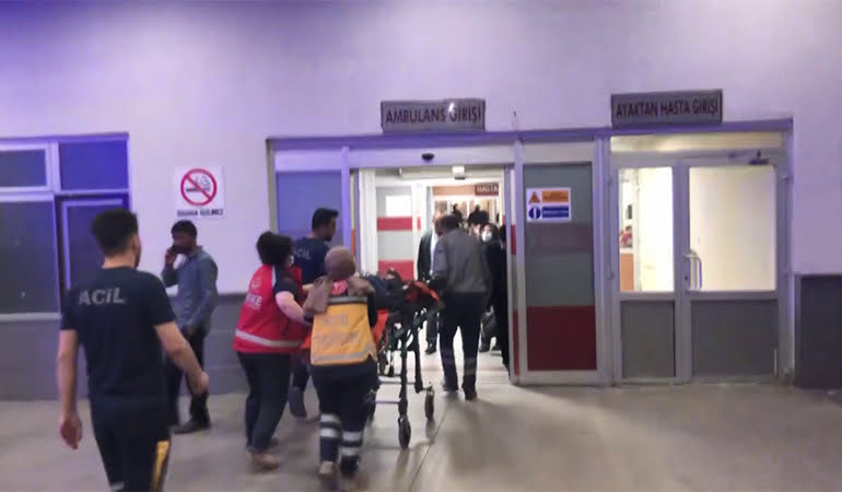 Sağlık ekibine yardım eden polisi bıçakladı