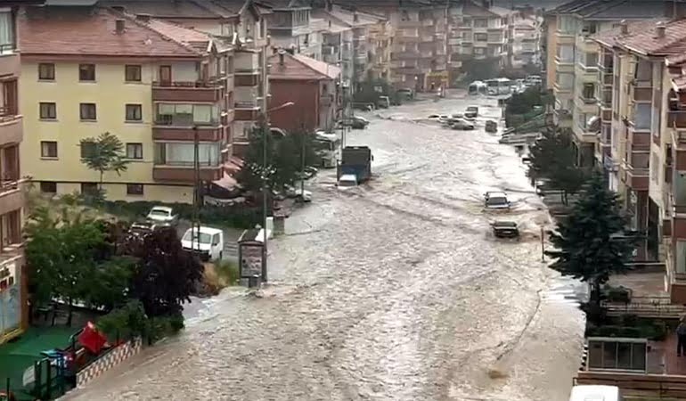Ankara’da fırtına: Yağmur sele döndü