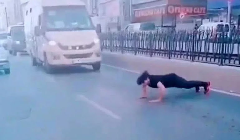 Trafiği durduran Pakistanlı yol ortasında şınav çekti