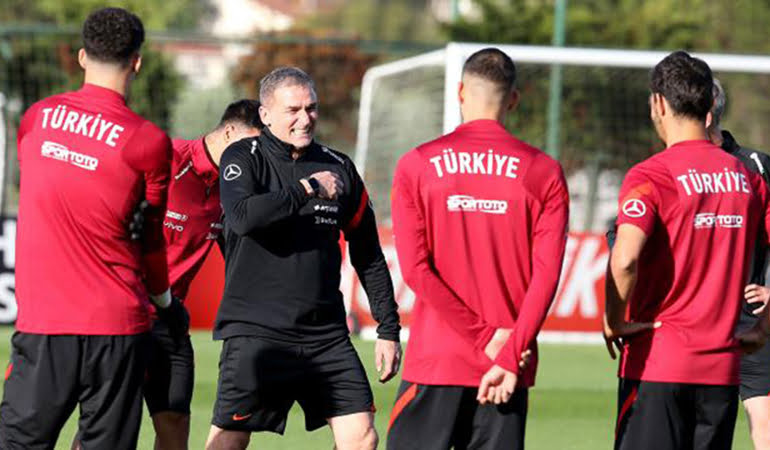 Stefan Kuntz milli futbolculara hangi kitabı hediye etti