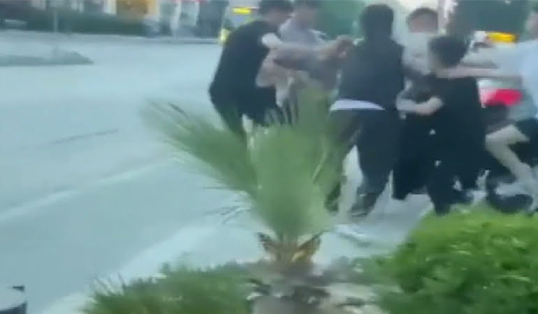 Erkek çocuğuna taciz iddiasıyla tekme tokat dövüldü