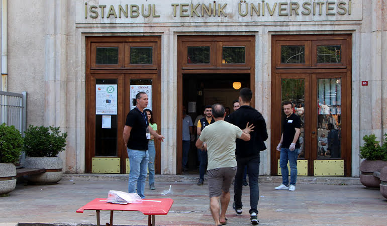 Okula gelip sınava girmekten vazgeçen genç ikna edildi