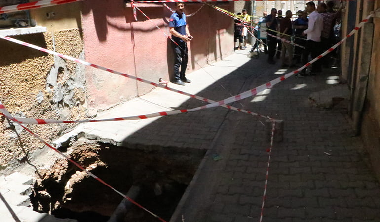 Çöken yolun altından tarih çıktı