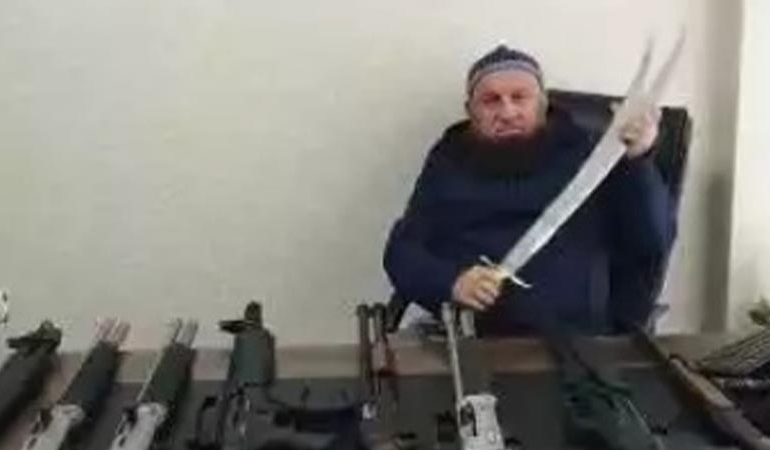 Dernek değil cephanelik… Elle yemek yiyen başkandan silahlı-kılıçlı poz