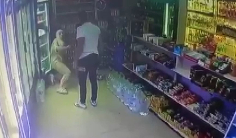 Tacize uğrayan genç kız, sığındığı büfede öldüresiye dövüldü