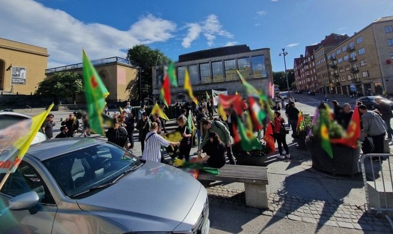 Terör örgütü PKK/YPG yandaşları İsveç’te gösteri düzenledi