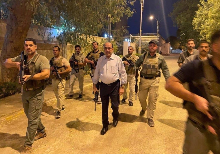 Eski Başbakan silahla sokağa indi… Komşuda kaos manzarası