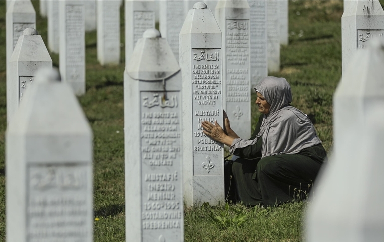 Hollanda’dan 27 yıl sonra Srebrenitsa özrü