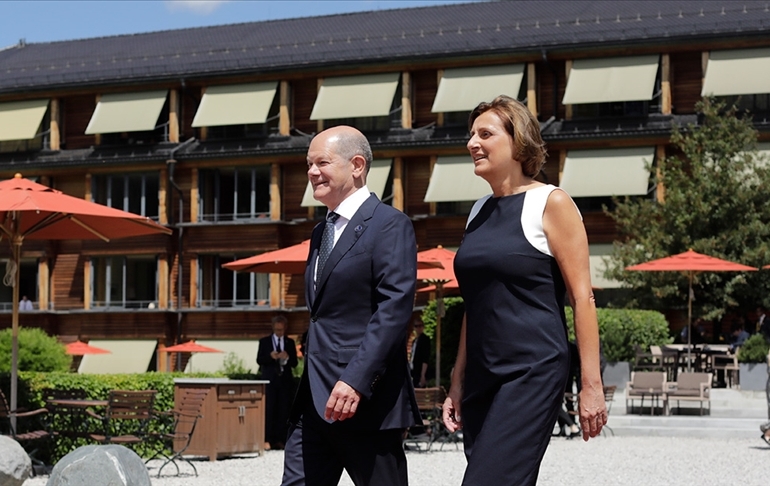 Scholz ve eşi hedefte… Almanya’da ‘gizli belge’ skandalı