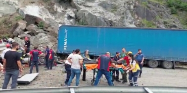 ARTVİN'İN KEMALPAŞA İLÇESİNDE MEYDANA GELEN HEYELANDAN ÖTÜRÜ YOLDAN GEÇEN TIRLAR ZARAR GÖRDÜ, BÖLGEDE ÖLÜ VE YARALILARIN OLDUĞU BİLİNİYOR, YOL ULAŞIMA KAPANDI