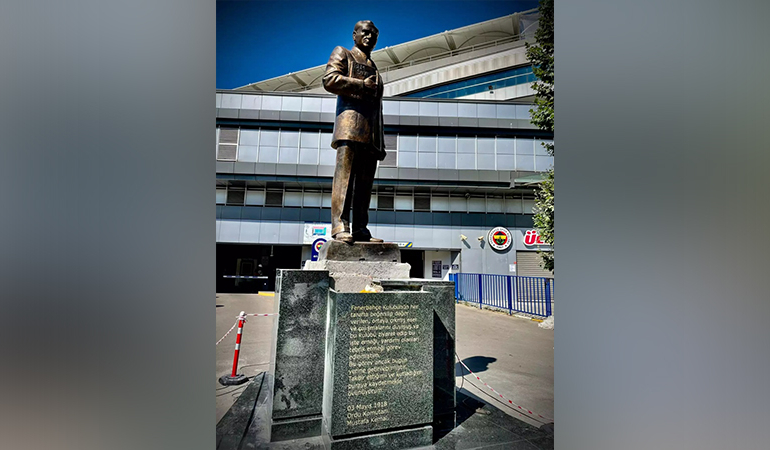 Fenerbahçe, Kadıköy’e Atatürk heykeli dikti