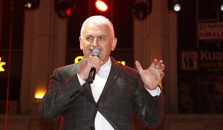 Binali Yıldırım konserde türkü söyledi