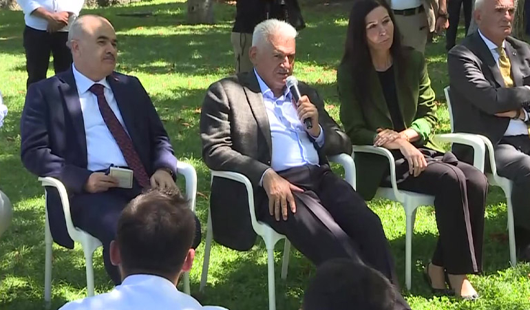 Binali Yıldırım gençlerle birlikte türkü söyledi