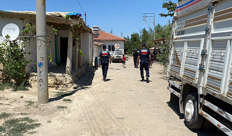 Boşanmak isteyen eşini tabancayla başından vurdu