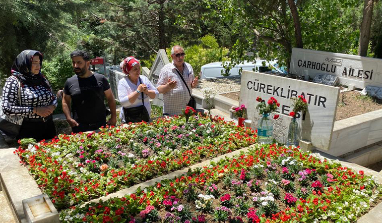 Sevenleri Cüneyt Arkın’ın mezarını boş bırakmıyor