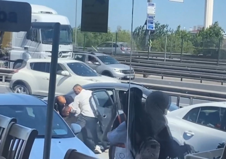 D- 100’de dehşet anları… Herkesin gözü önünde dövüp kaçırdılar